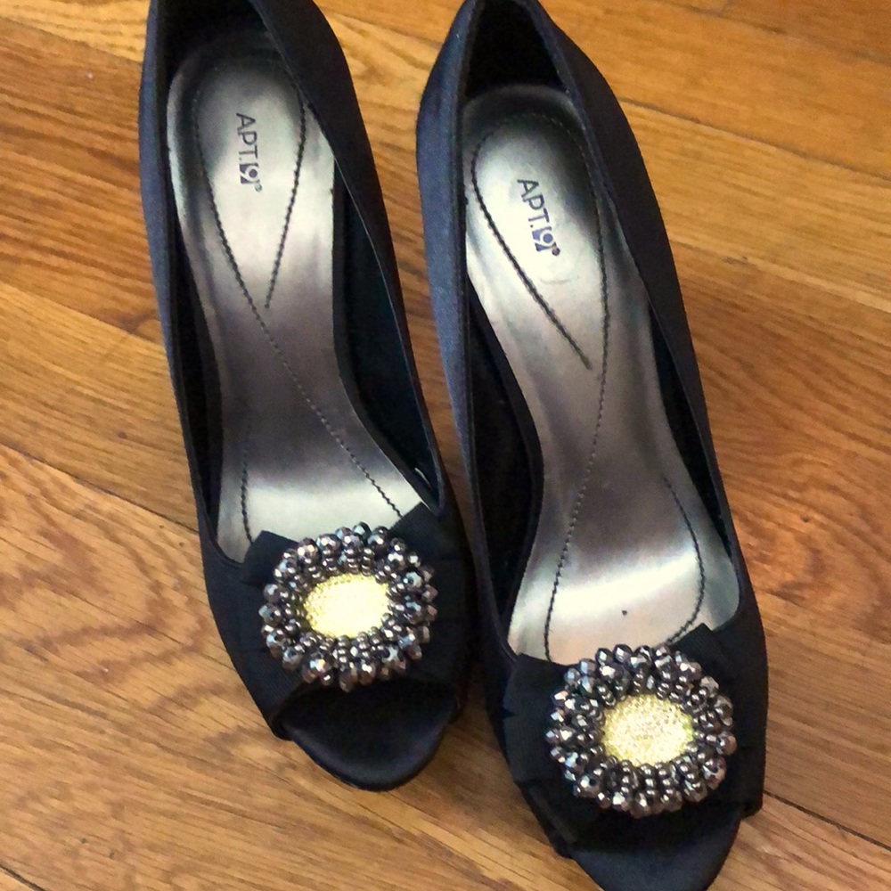 Apt 9 Black Heels Size 7 like new but run small
